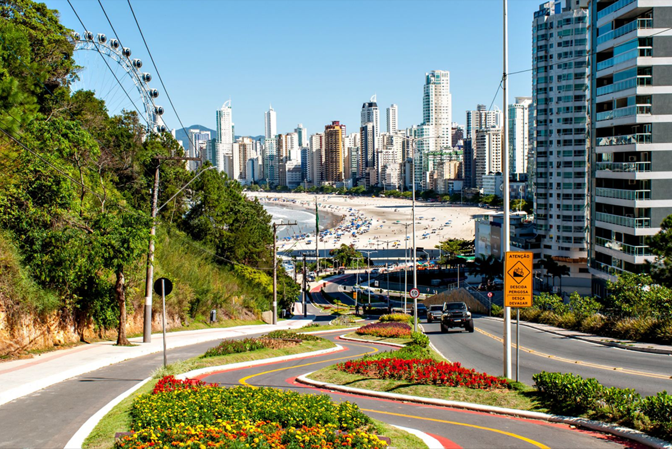 Pessoas avaliando imóveis em Balneário Camboriú