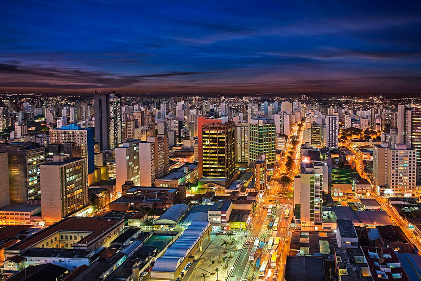 Pessoas avaliando imóveis em Campinas