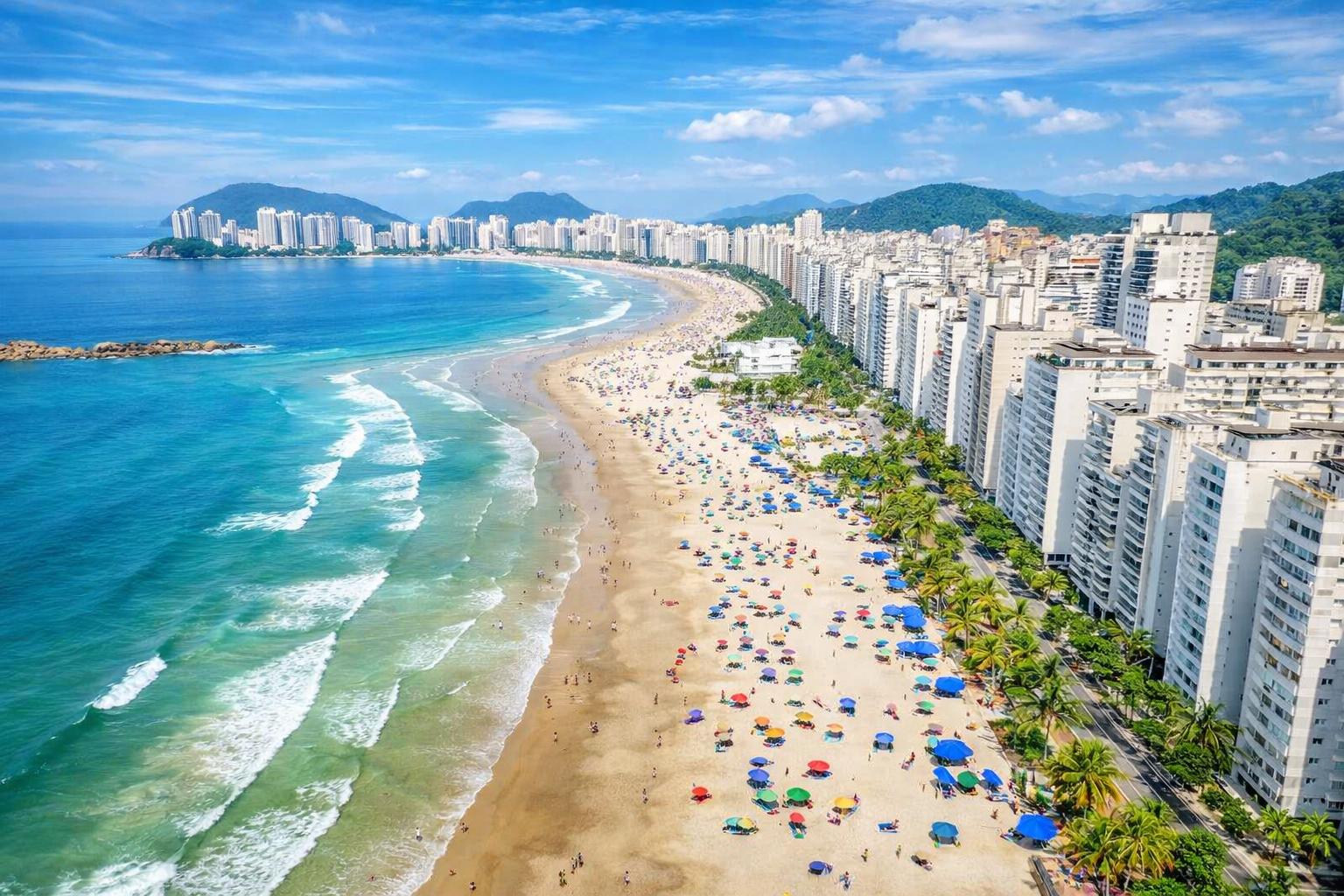 Pessoas avaliando imóveis em Guarujá