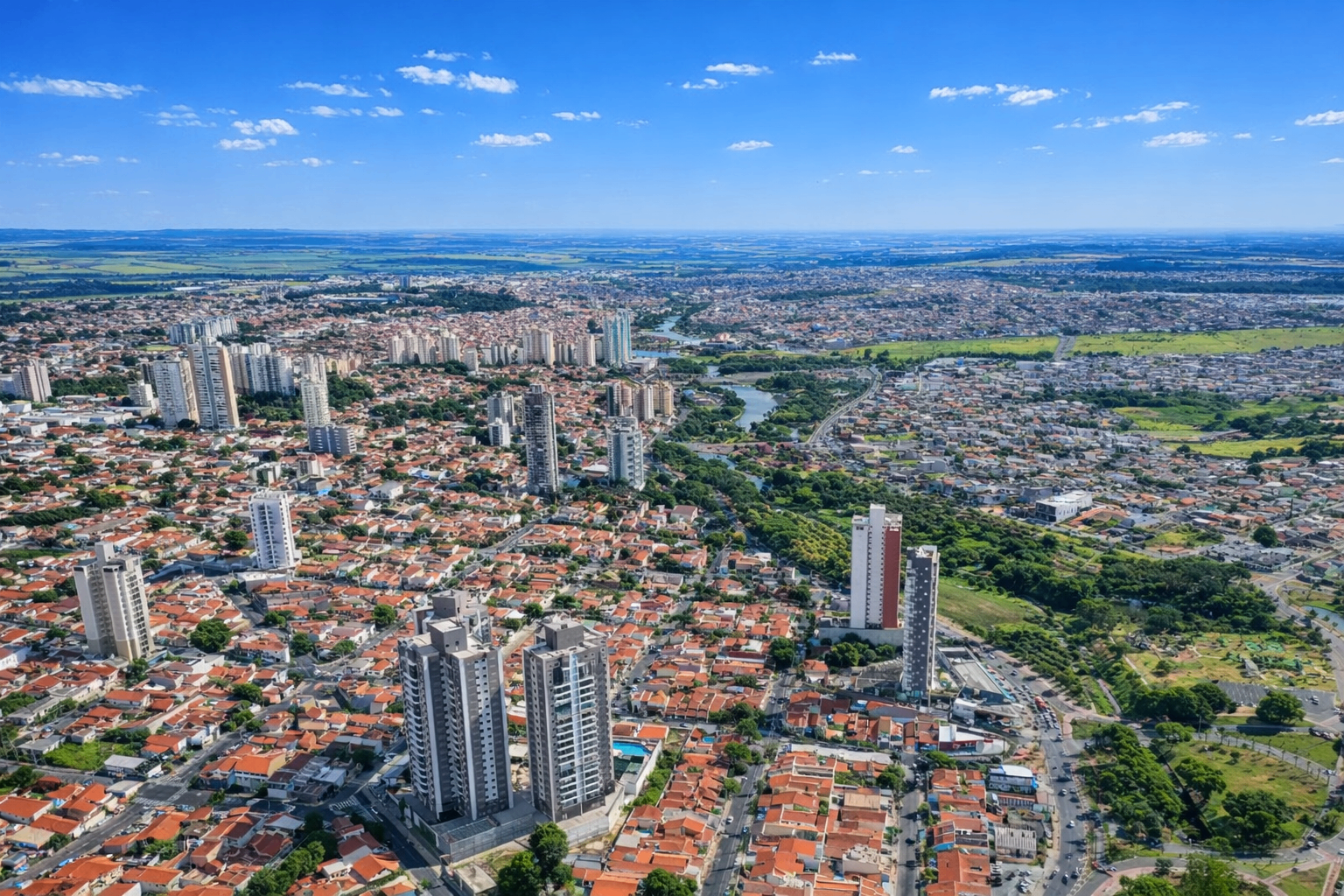 Pessoas avaliando imóveis em Indaiatuba
