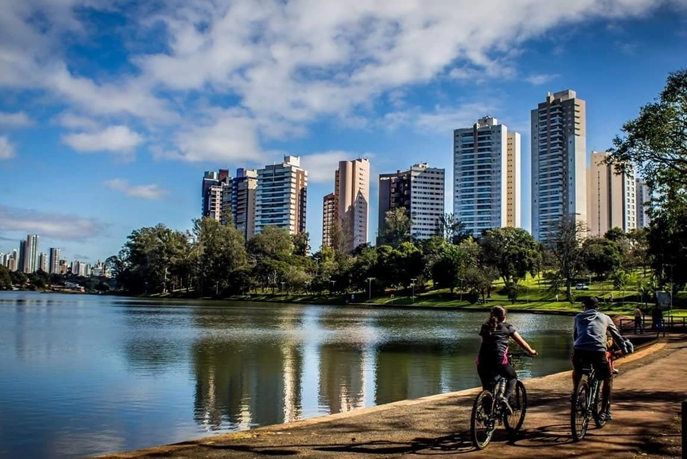 Pessoas avaliando imóveis em Londrina