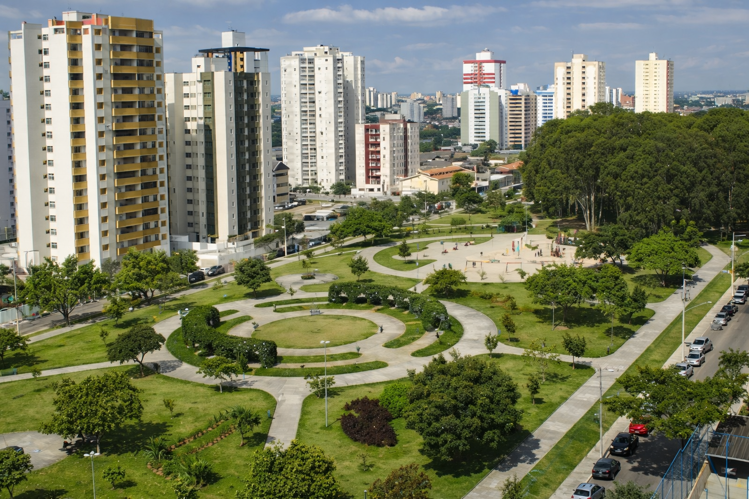 Pessoas avaliando imóveis em São José dos Campos